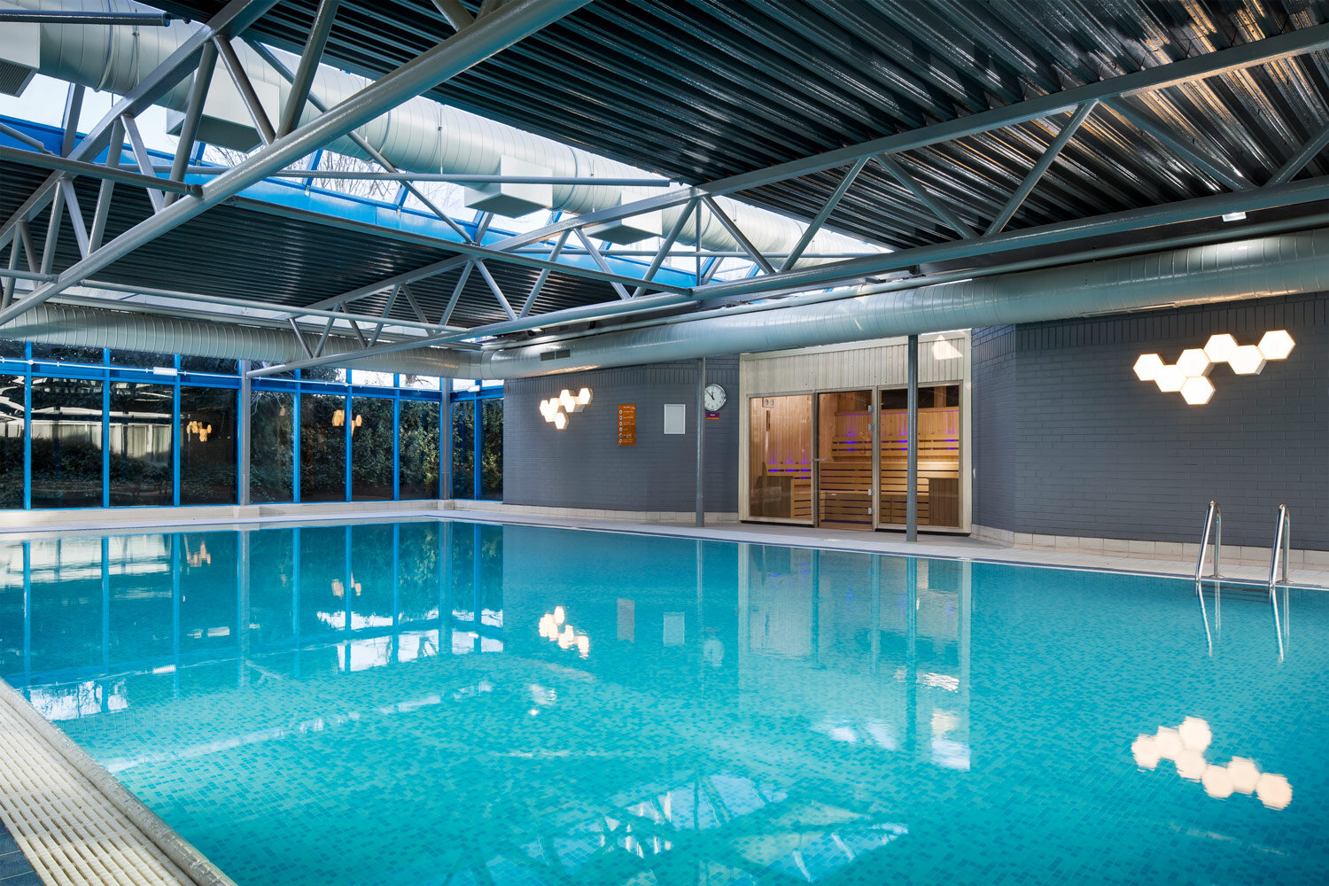 indoor-swimming-pool-by-radisson-park-inn-heathrow