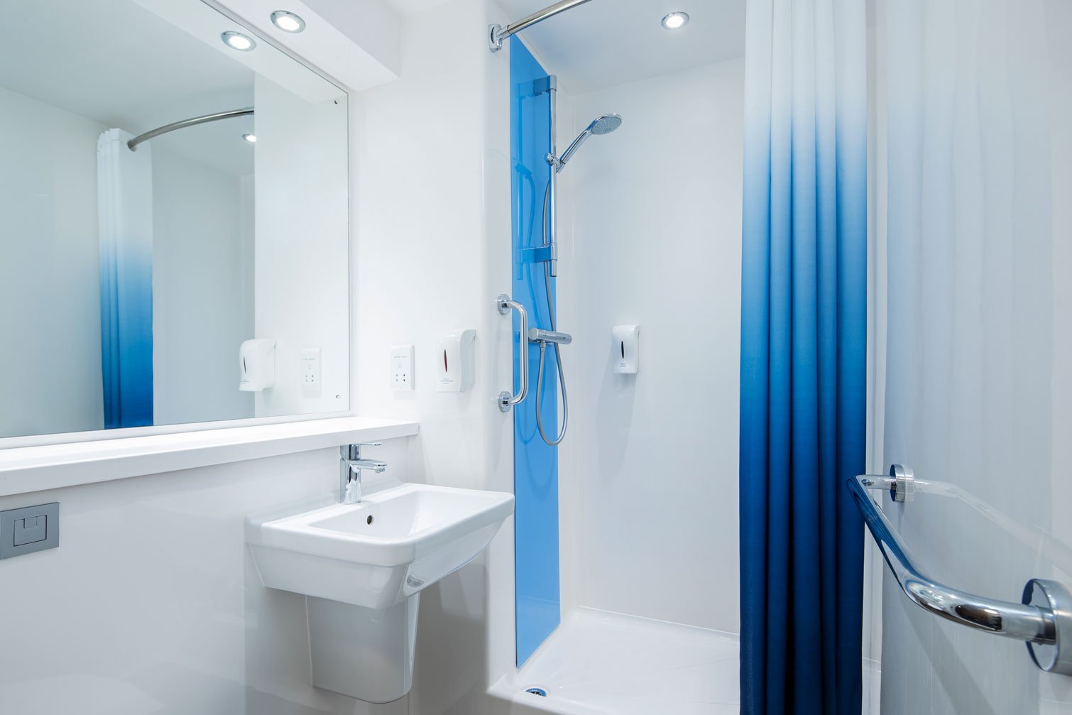 travelodge-hotel-showerroom-photography-double-bedroom.jpg