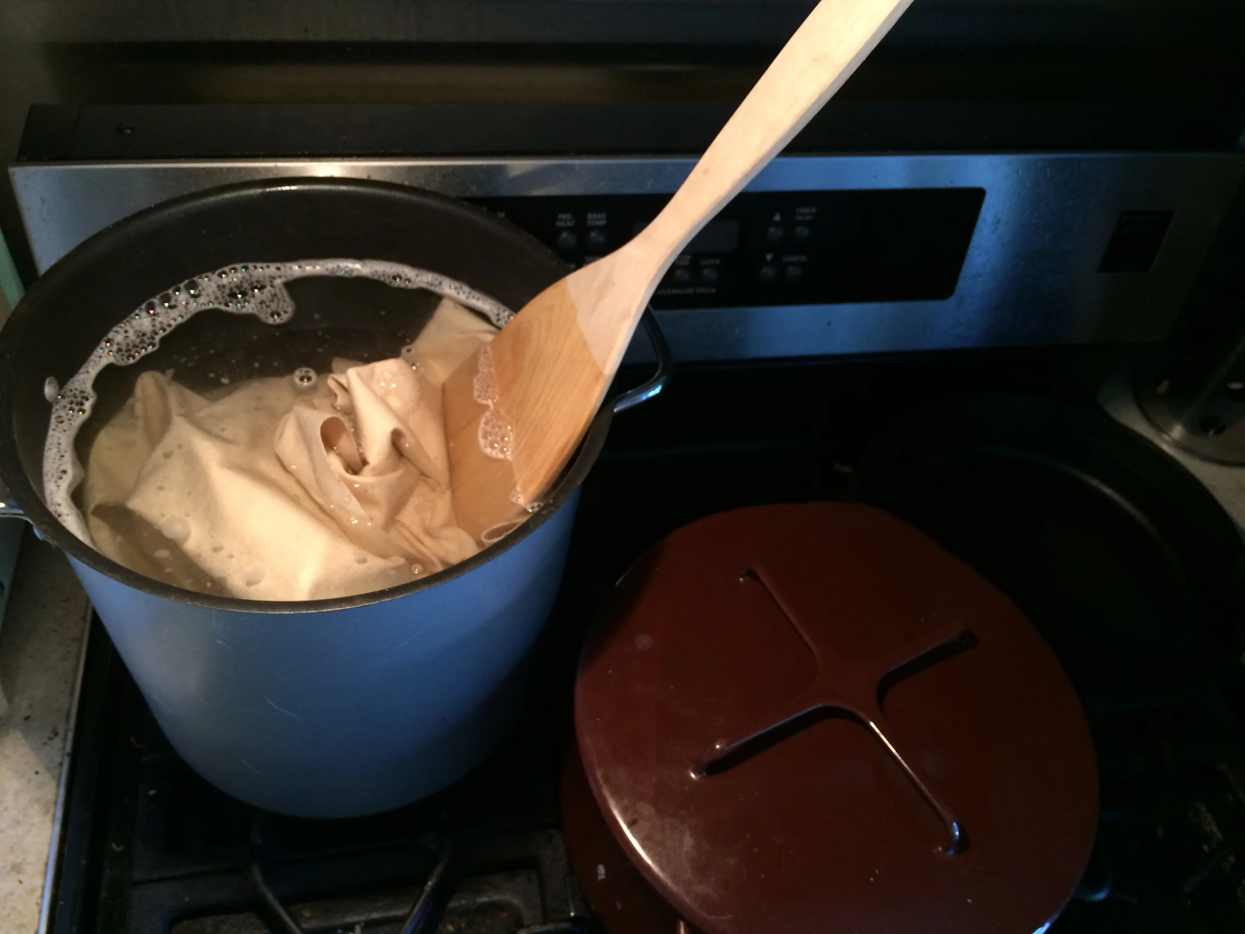 the pot should be non-reactive. enamel or glass. we have a non-stick big boiling pot. i was stressing if this pot would be considered reactive or not for a while and then decided effitthisisthebesticando. 