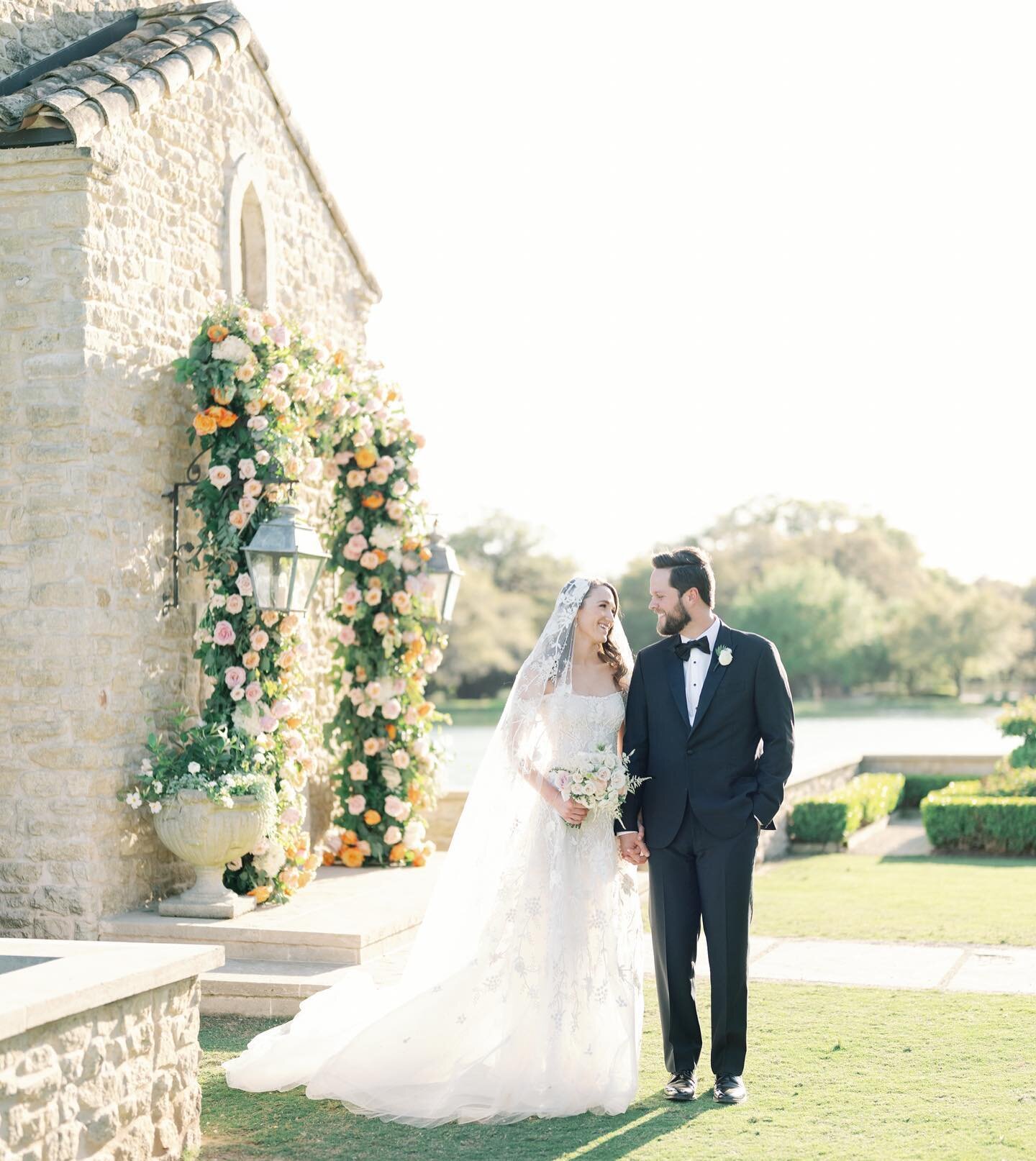 Jen x George&rsquo;s spring celebration in Houston was truly remarkable. Splashes of color from @bloominggallery accenting the natural beauty of @houstonoaks. And the amazing @sarah.belleevents x @belleevents!