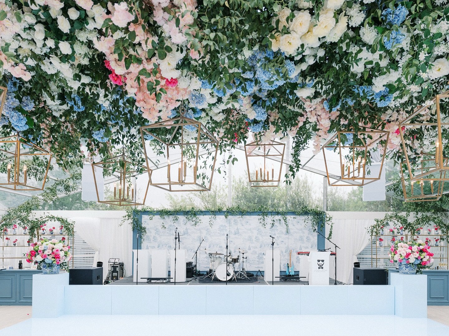 What a statement this custom stage made as guests entered. Touches of personal detail abound! @carolineevents @jacksondurhamevents @jordankahnorchestra