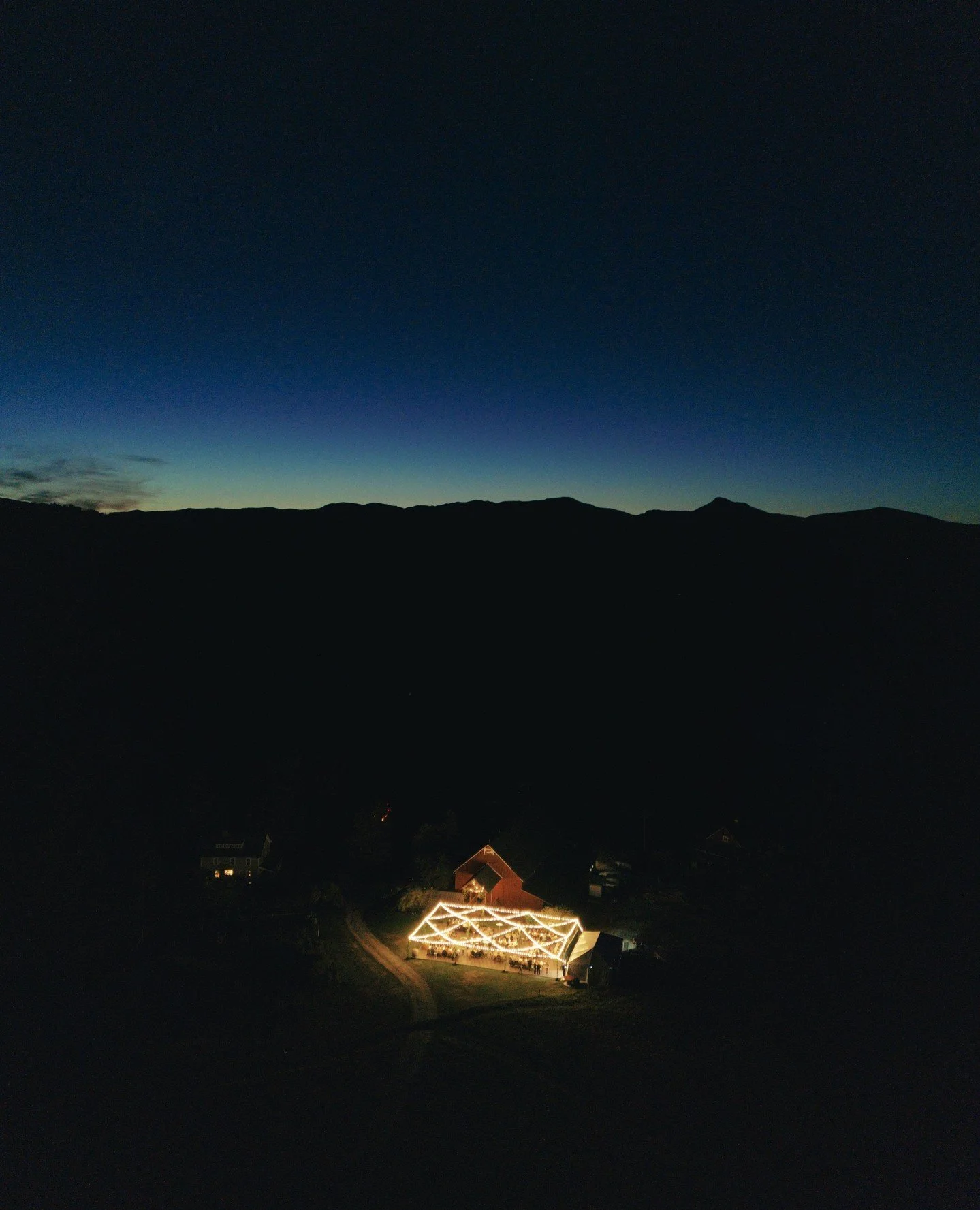 Dinner with a Vermont view! ⁠
⁠
Planner | @pop_parties⁠
Photography | @grantdaniels⁠
Florals | @birdsofaflower⁠
Stationery | @rhdesignhouse⁠
Rentals | @kadeemarentals⁠
Linen | @nuagedesigns⁠
Linen (Wed. Reception) | @bbjtavola⁠
Rehearsal Dinner | @th
