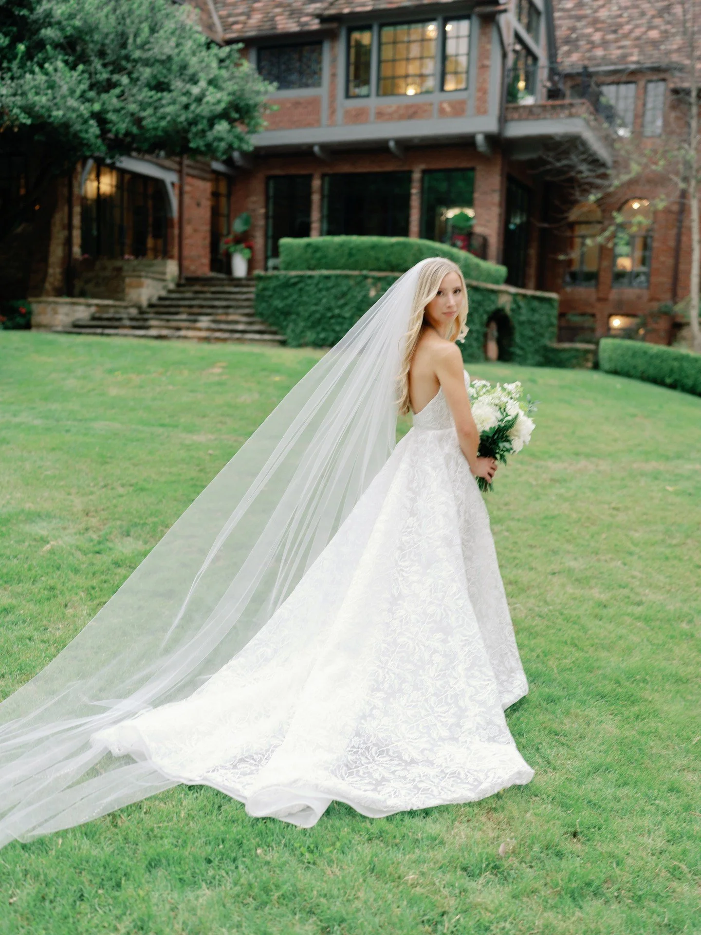 Elegant Eliza. A couple portraits before her ceremony!