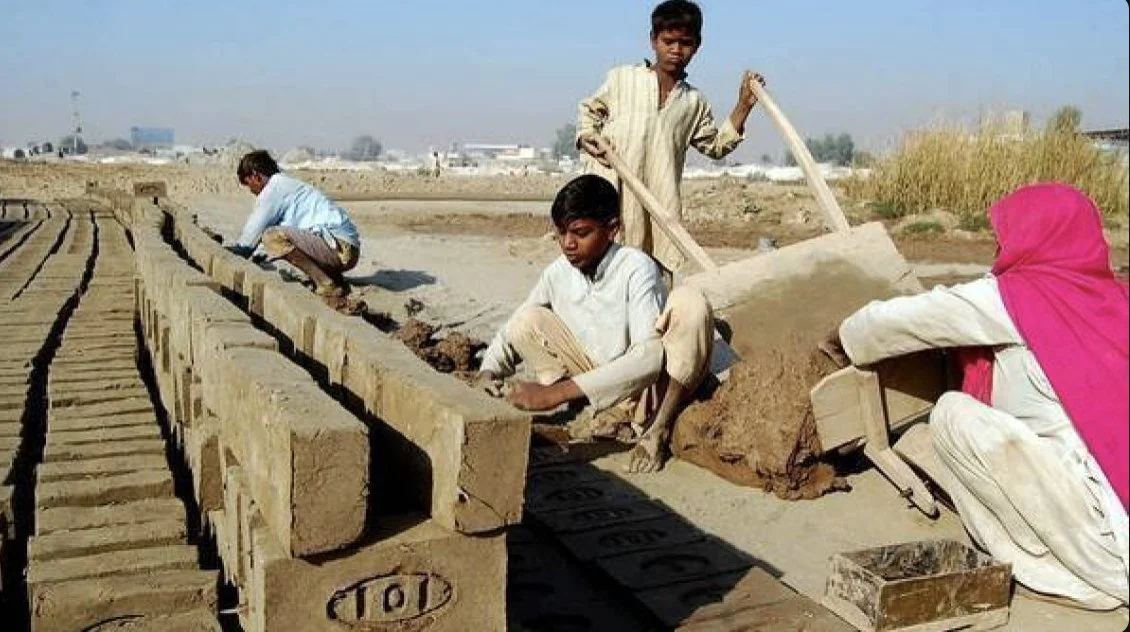 Pakistan kiln laborers hemmed in by debts they can't repay — Los Angeles Times