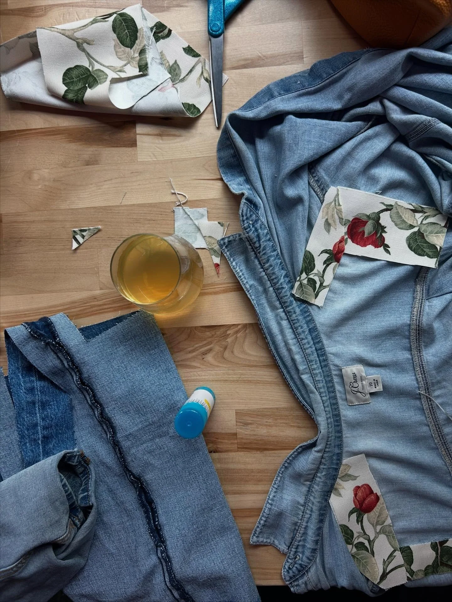 July makes: two beach trips in one month meant I didn’t touch my sewing machine once, but the pie crusts and mending make up for it. I’m cheating and counting my tablescapes (lol) as a make too! 🥧🪡