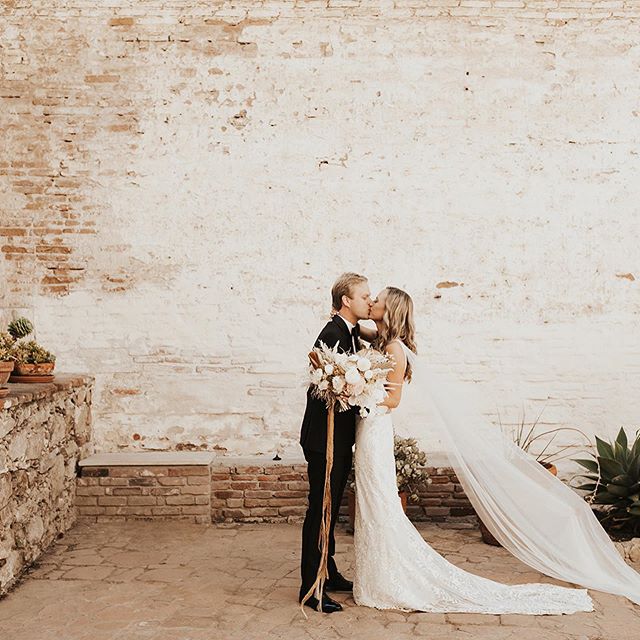 &ldquo;Honored to be part of such a beautiful day celebrating Hanna and Daniel!&rdquo; Venue: @franciscangardens
Photographer: @ashgabes_photography
Video: @darcybly
Planning &amp; Design: @fawnevents @fawnevents.laura
Floral: @joyofbloomflorals
Rent