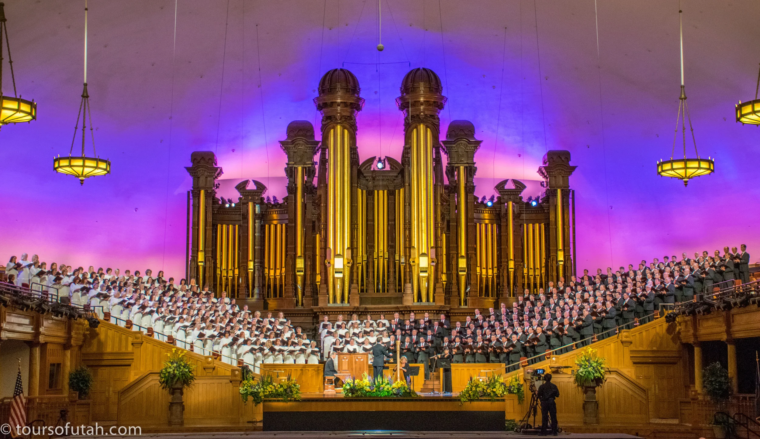 The Tabernacle Choir performing live at Temple Square in Salt Lake City—Utah’s world-famous musical tradition and a highlight of our guided Salt Lake City bus tours on saltlakecitytours.org.