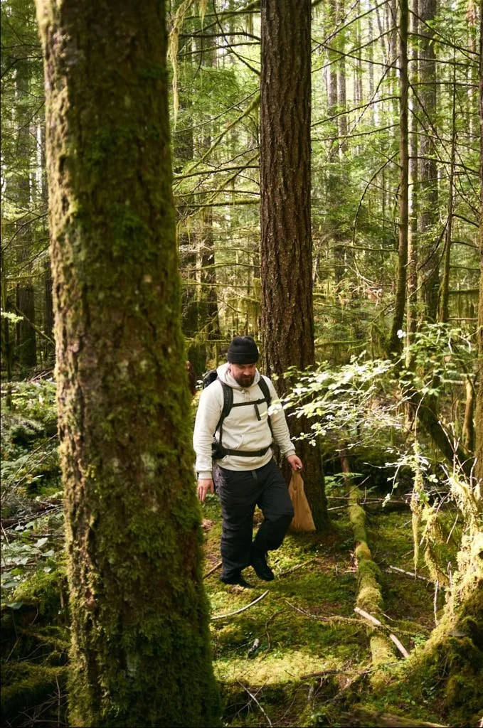 lifestyle-photography-victoria-bc foraging.jpg