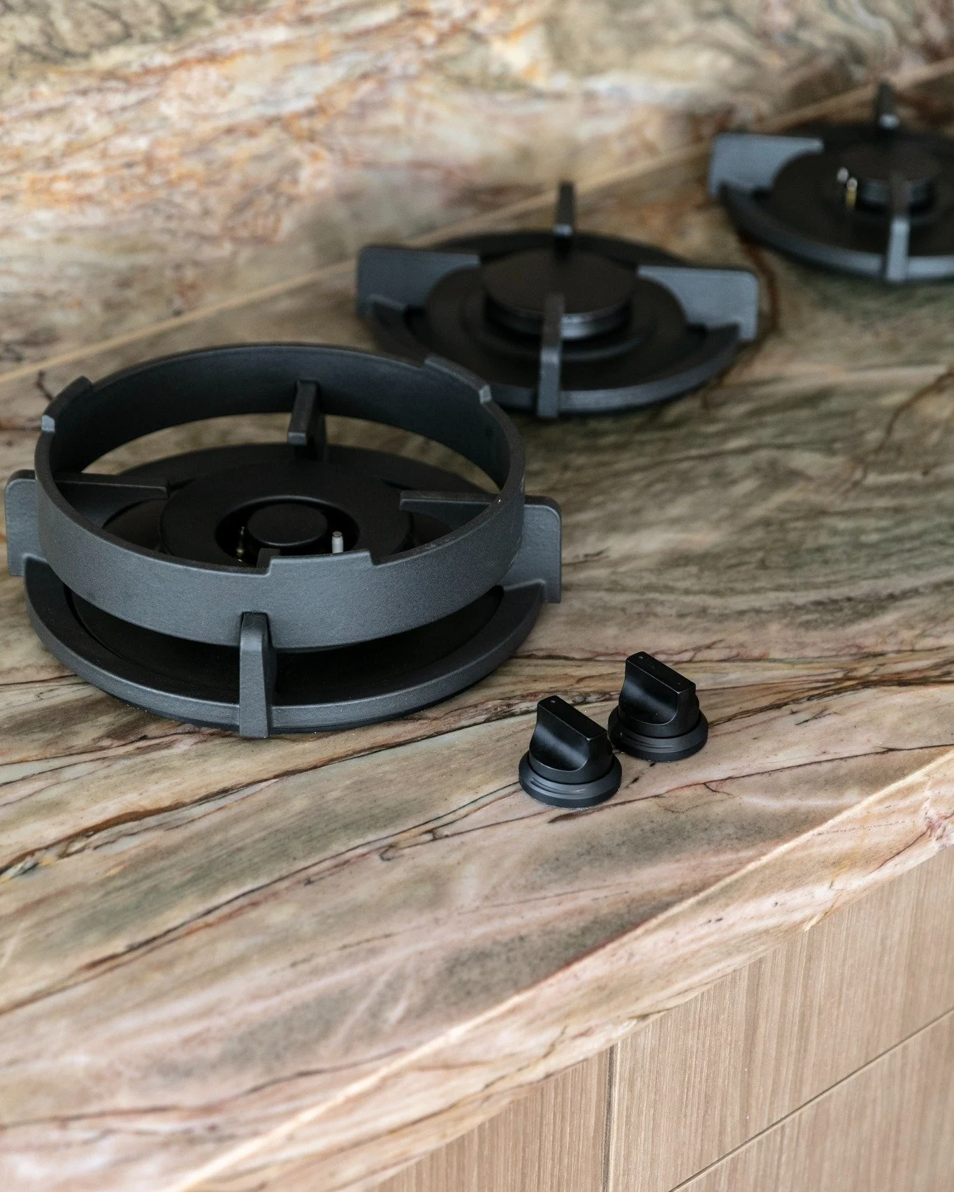 At Wyuna, bespoke joinery and refined interiors work together to create a space that feels refined and seamless.

Featured here is a @pittcooking_aus  cooktop from @winningappliances 

Interior Design: @gulldesign_ 
Joinery: @gulldesign_ 
Build: @rob