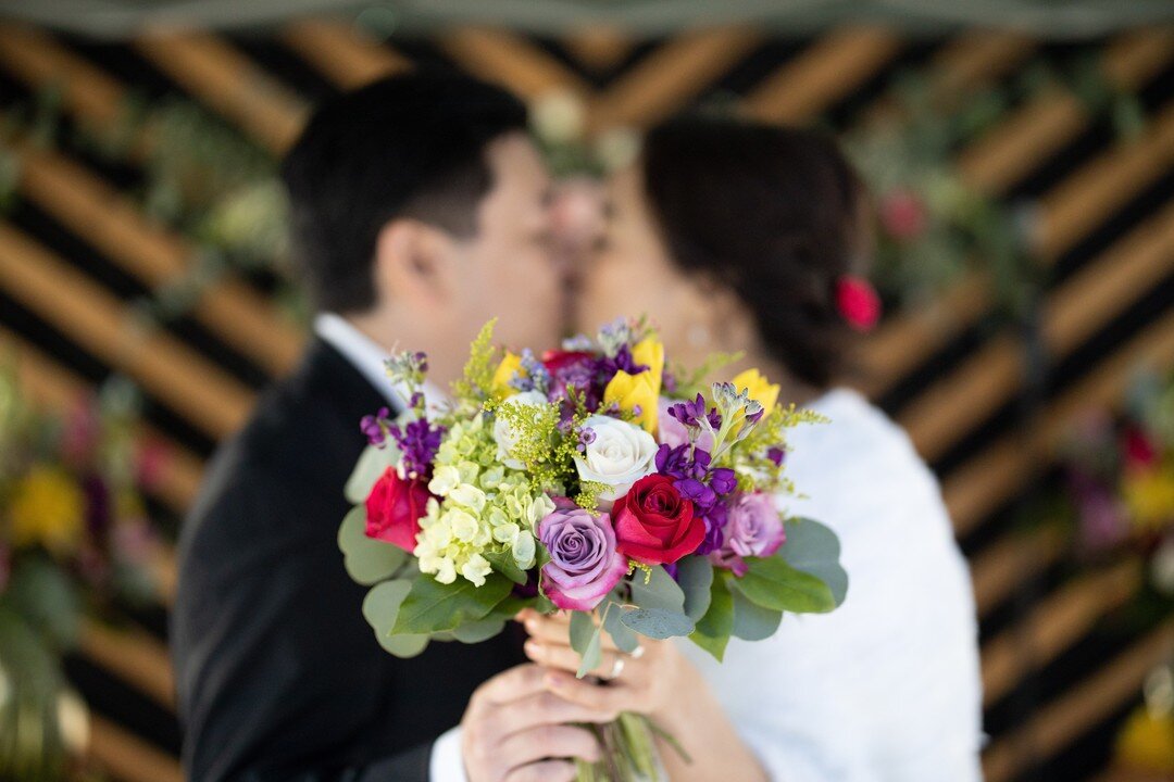 [janice &amp; mike - wedding - 3/3]

💐

#wedding #rainywedding #justmarried #janiceandmike 

flowers: @small_portions
