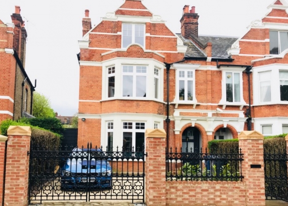 Driveway to front garden