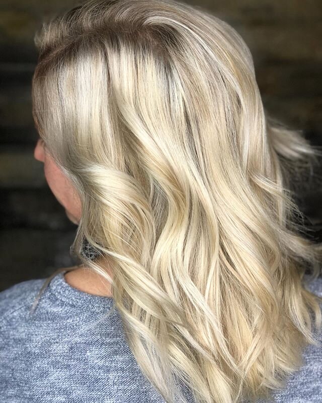 Cold weather/ Icy blondes. This one brought to you by @catlinashair ! &bull;
&bull;
&bull;
#nashvillehair #nashvillehairstylist #lennoxvillagehair #davidalansalon #behindthechair #cosmoprof #hairbrained #hairart #hairgoals #hairstyles #modernsalon
#h