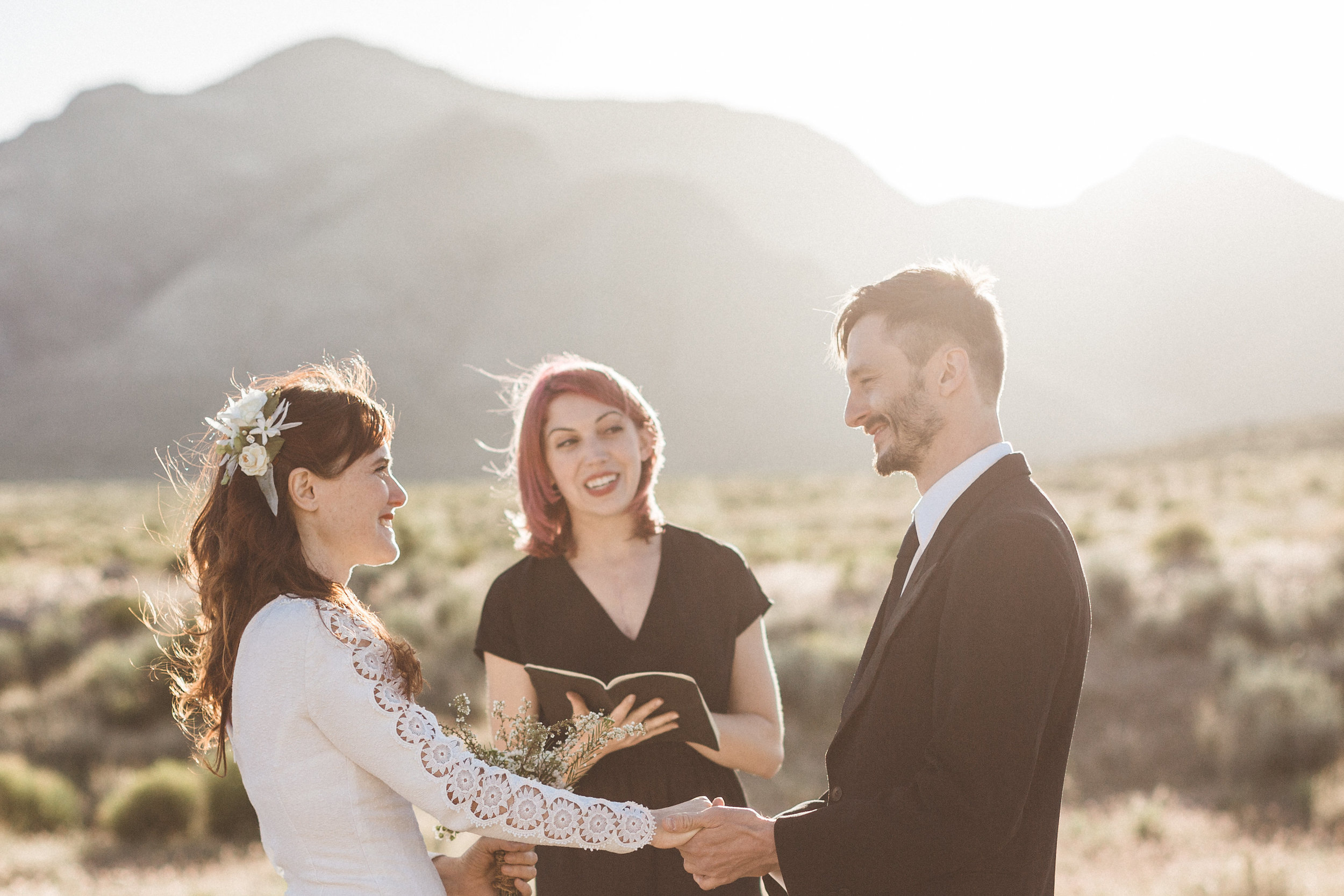 004A0137pop-up-wedding-las-vegas-mountains.jpg