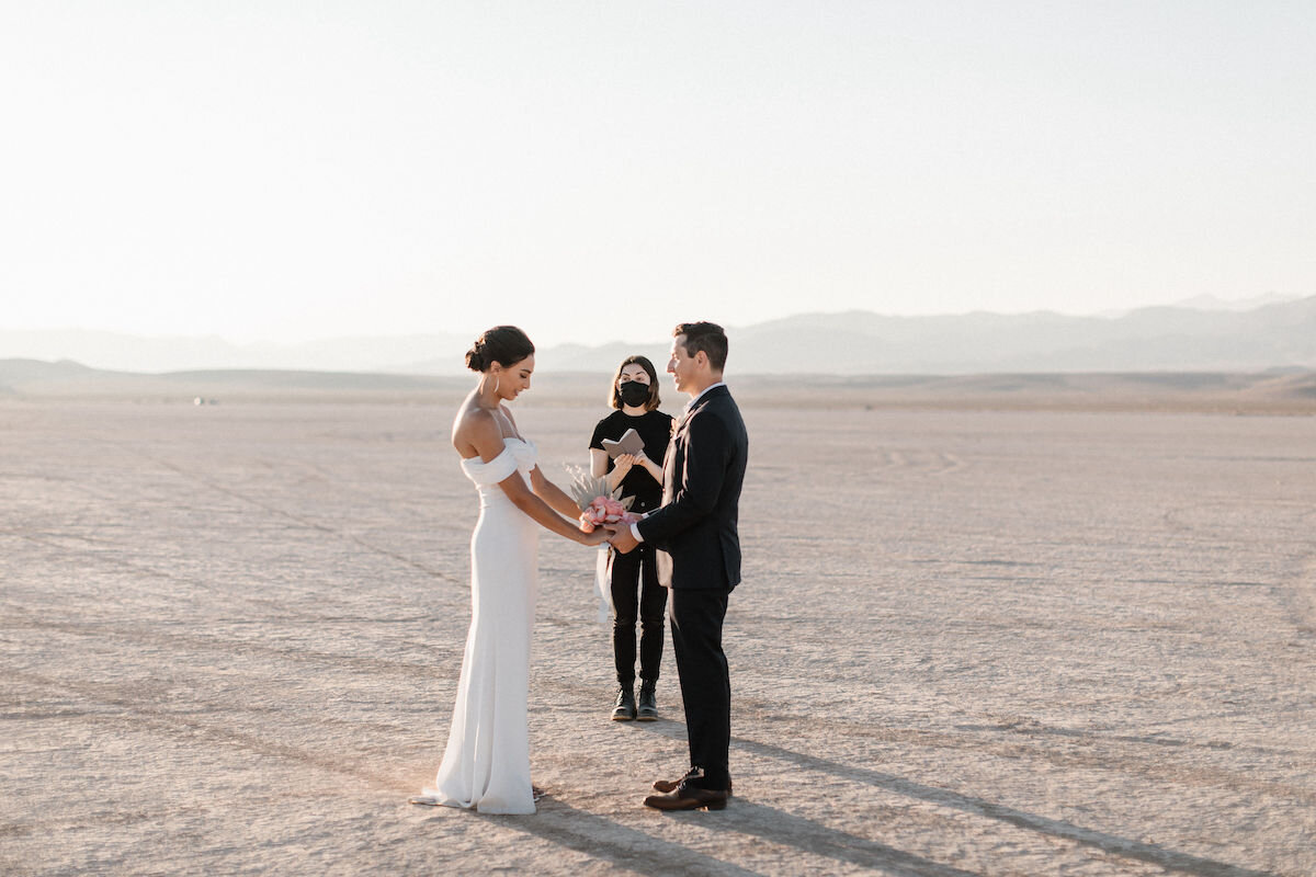 las vegas elopement dry lake bed flora pop00026.jpg