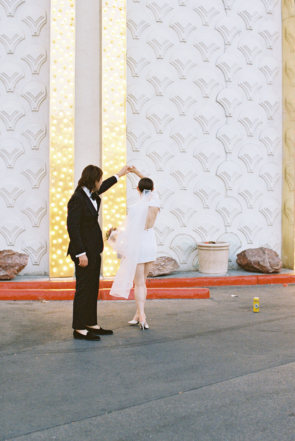 little white wedding chapel las vegas elopement00109.jpg