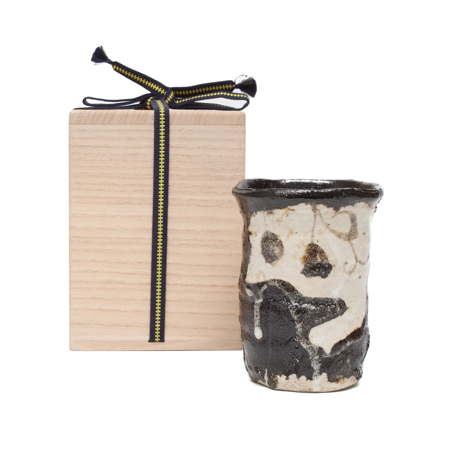 Kuro Oribe Yunomi with Drawings