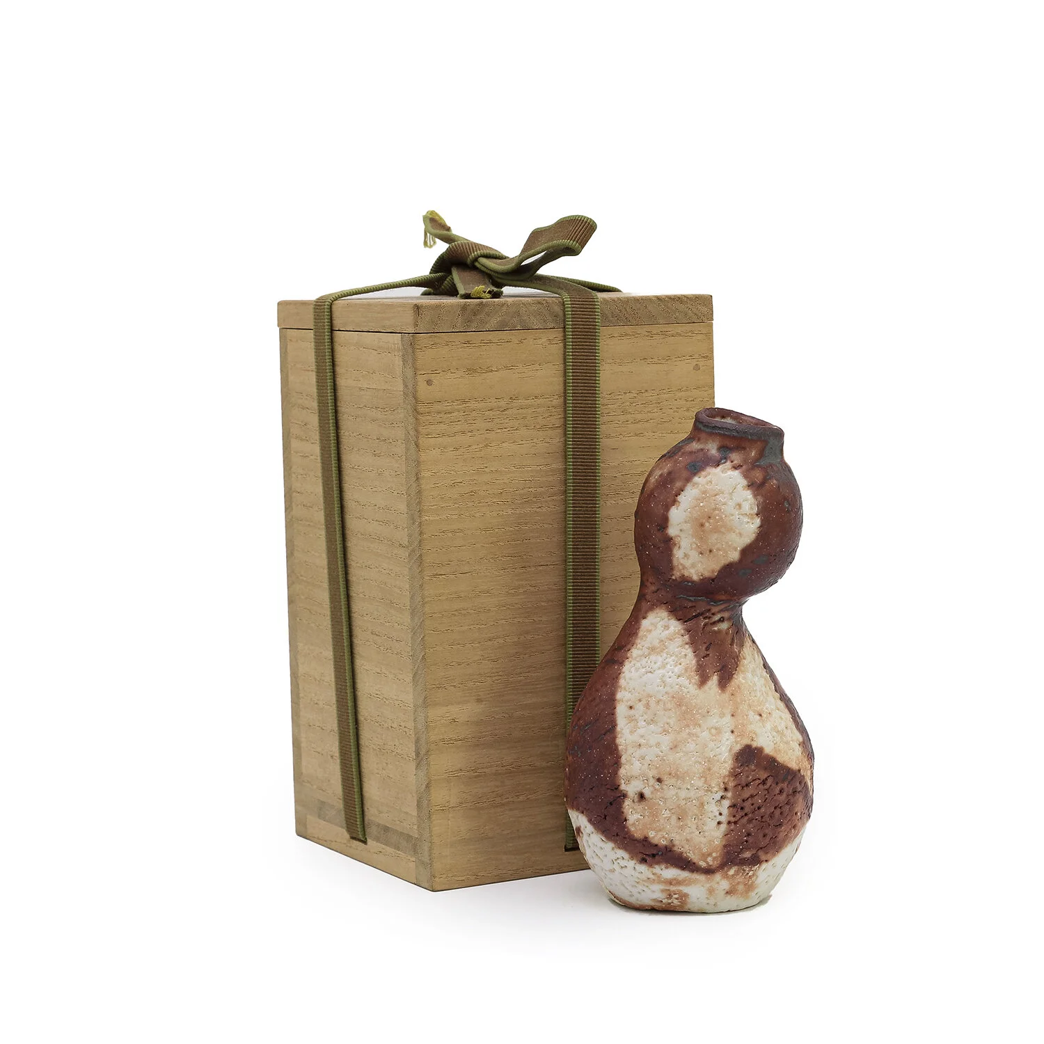 Matsuzaki_Shino Sake Pourer_Nevica_01_web.jpg
