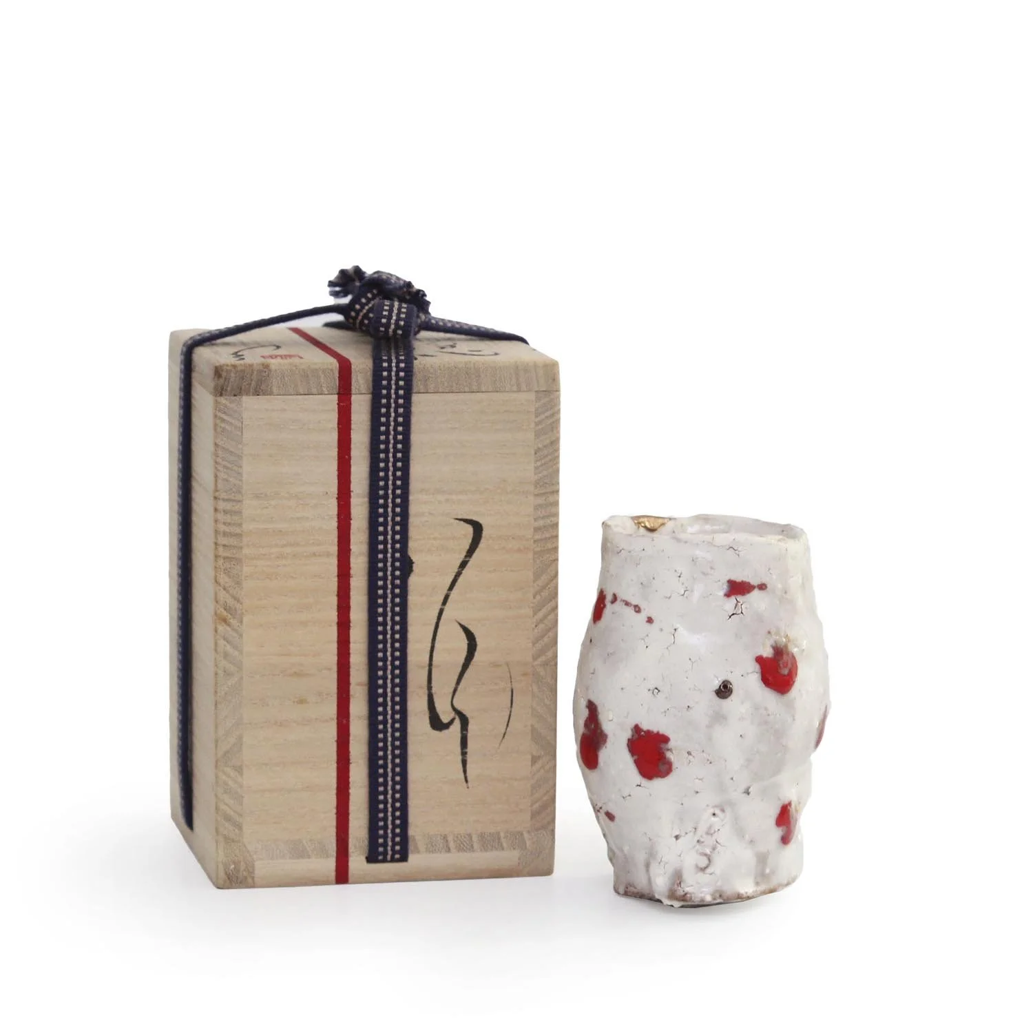 NP4038_Ichikawa_Red Dotted Kintsugi Yunomi_Nevica_01_web.jpg