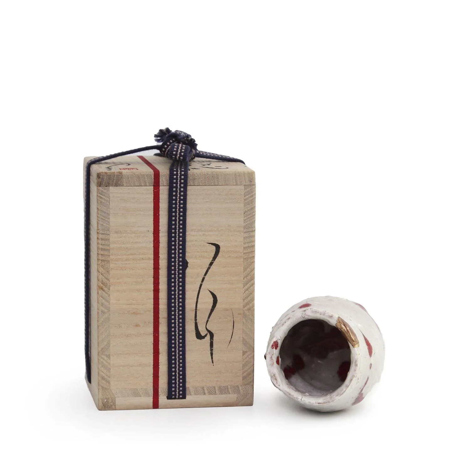 NP4038_Ichikawa_Red Dotted Kintsugi Yunomi_Nevica_03_web.jpg