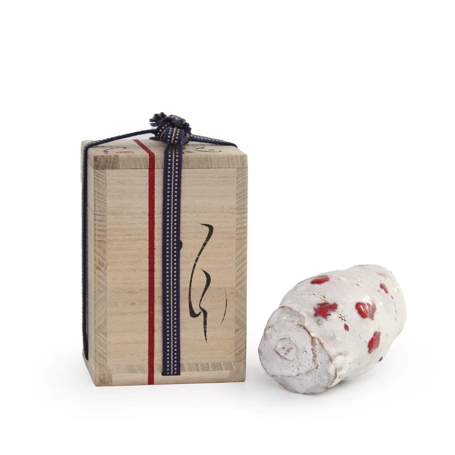 NP4038_Ichikawa_Red Dotted Kintsugi Yunomi_Nevica_04_web.jpg