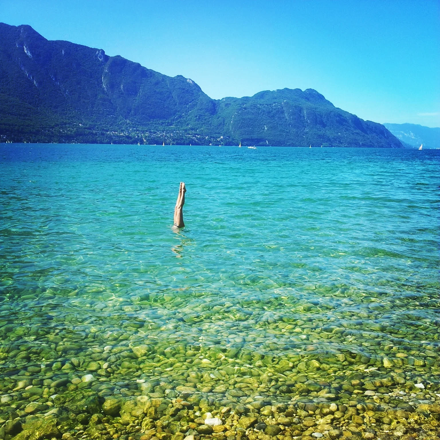 Posture de yoga dans l'eau adho mukha vrkasana