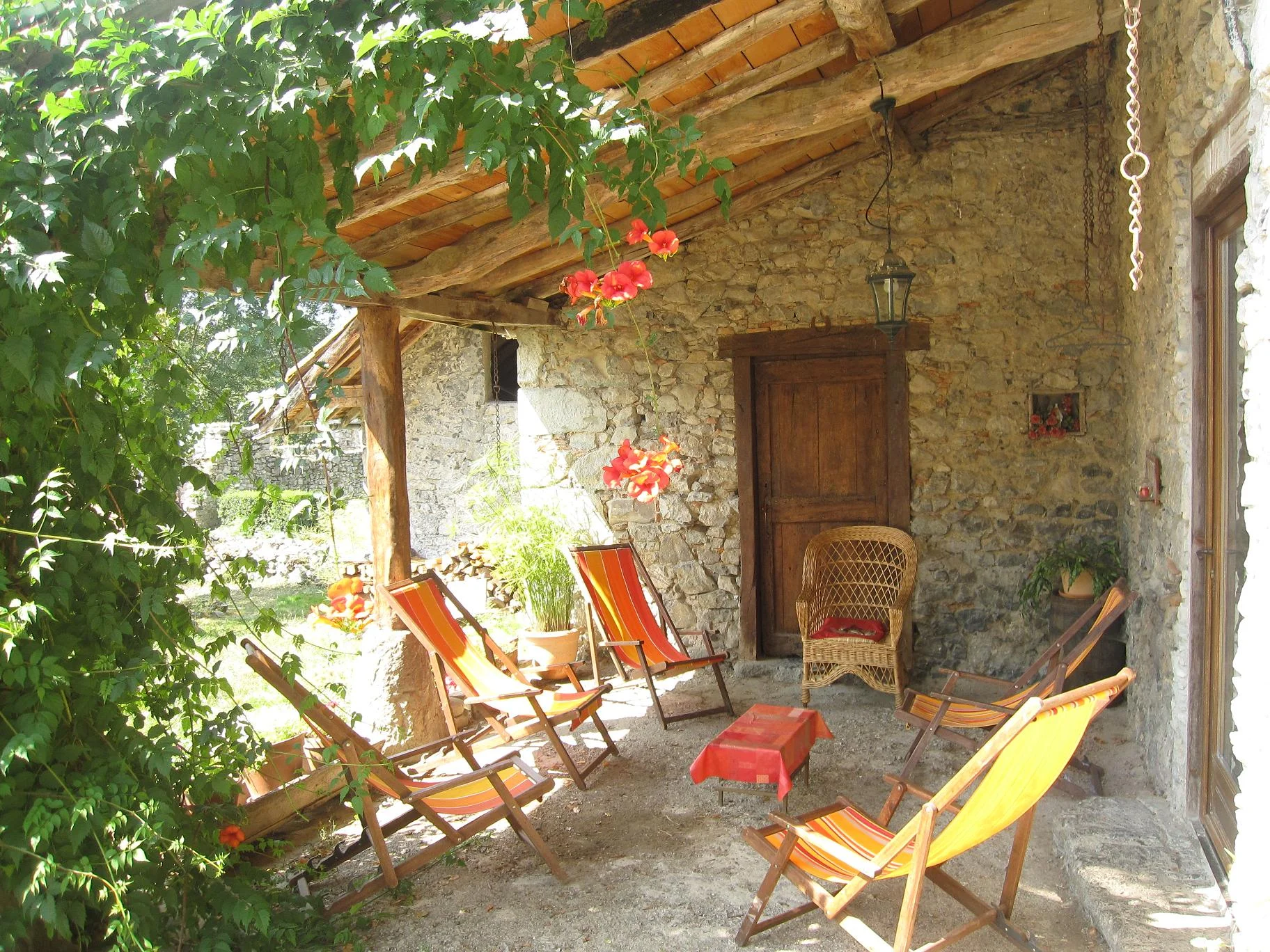 Le patio gîte Enlène.JPG