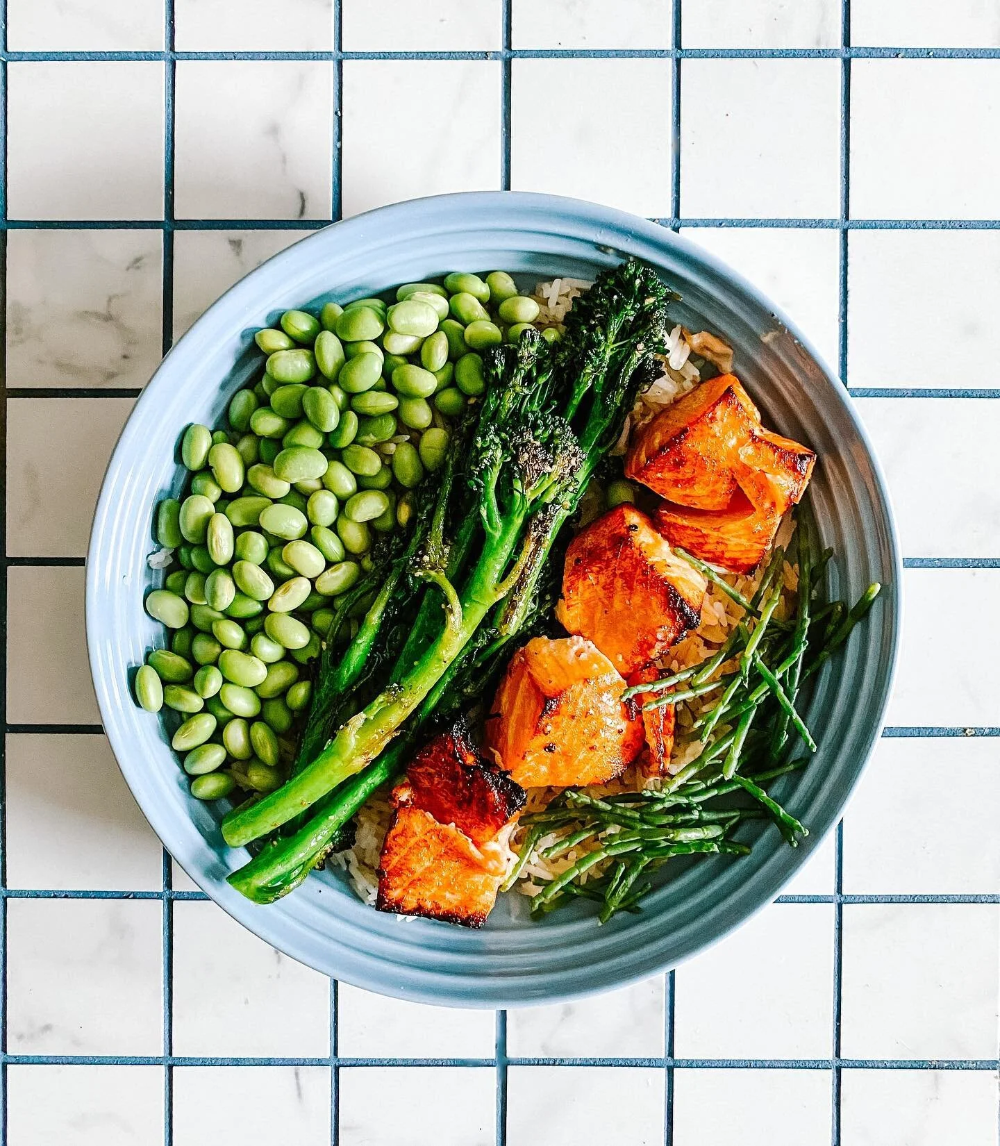 Gimme this protein packed ginger miso salmon bowl with edamame, charred broccolini, and samphire for lunch every day forever please! 🤤
