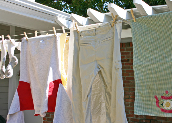 I Installed a Retractable Clothesline in the Yard to Line-Dry My Sheets
