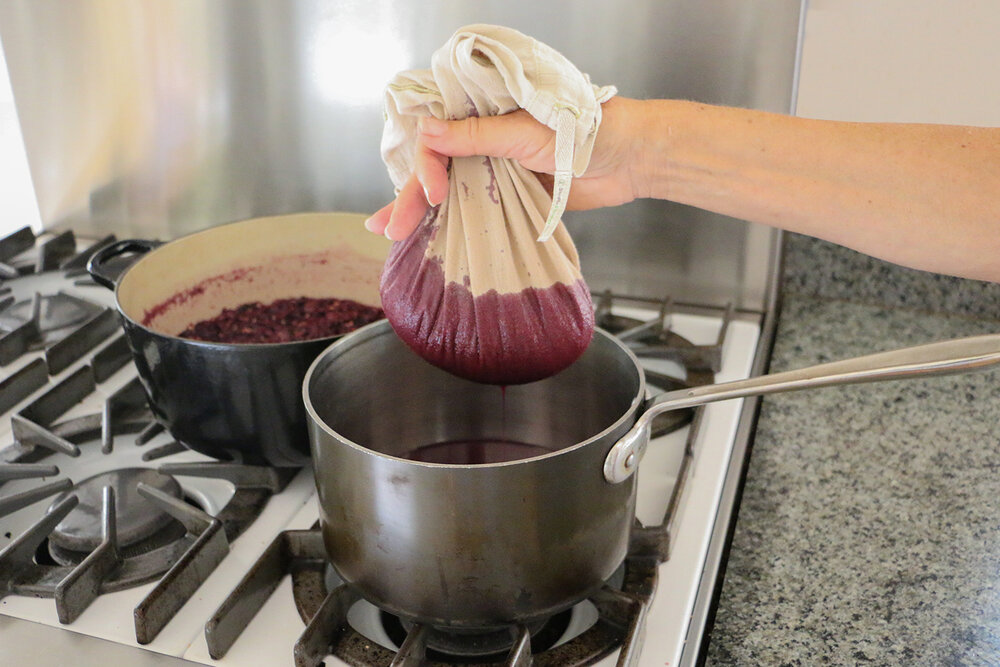Strain cooled grape juice with Reusable Straining Bag