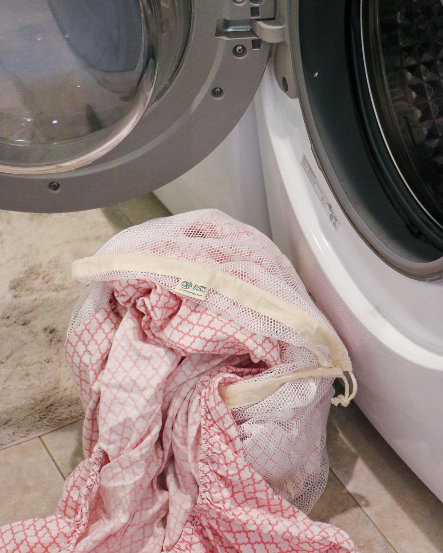 Clean fitted sheets without them getting stretched and tangled by using an Organic Cotton Laundry Bag to securely hold everything in place 🫧🫧
.
Last day to shop our weekly Earth Month deals on Laundry Bags and more, with new deals coming tomorrow!
