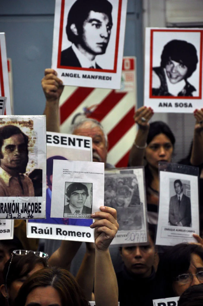 Los testigos, todavía esperan, todavía los maltratan