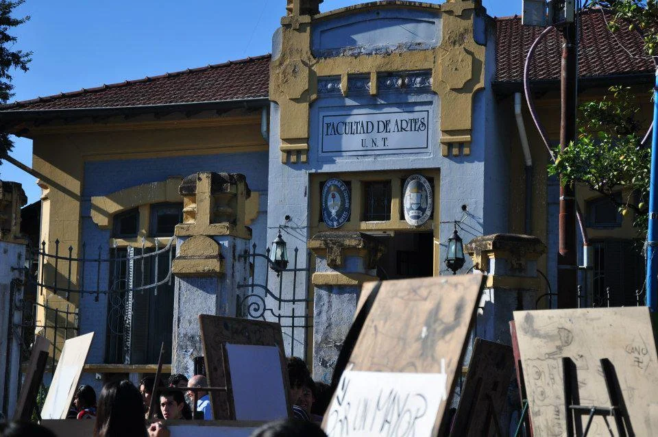 Alumnos y docentes luchan en la Facultad de Artes