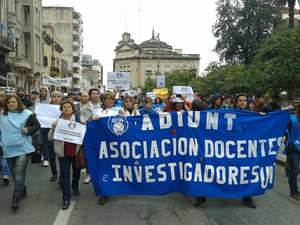 Un docente que hace huelga, enseña