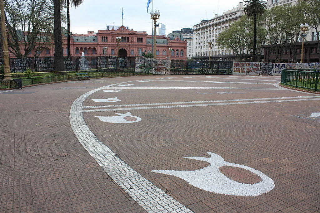 El día que la plaza vio a Estela caminar distinto