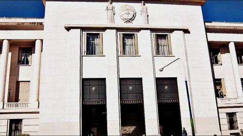 Una comisión que controla a los que controlan