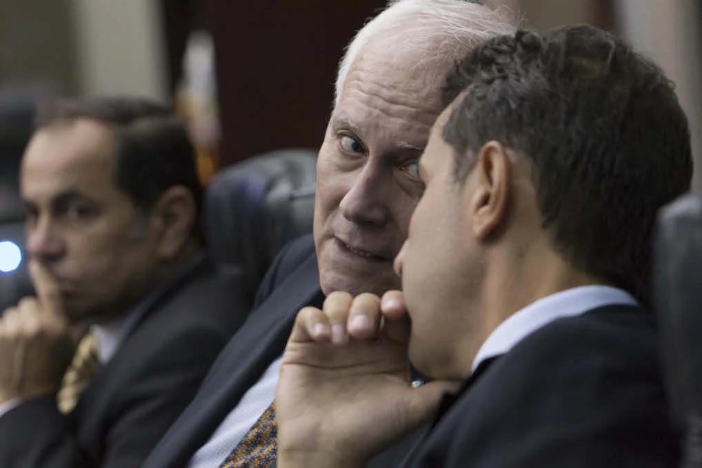 Voces a favor y voces en contra