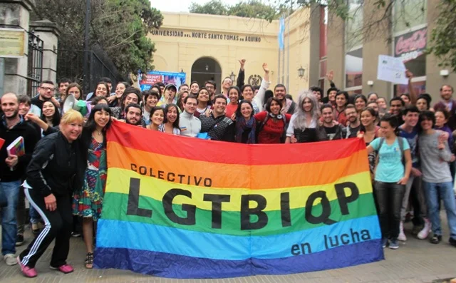 Besos, colores y buen humor como respuesta a la violencia