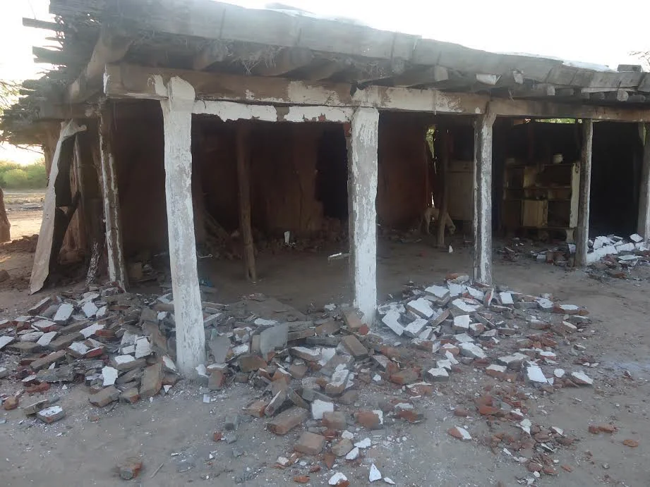 Una familia que resiste al miedo bajo un techo destruido