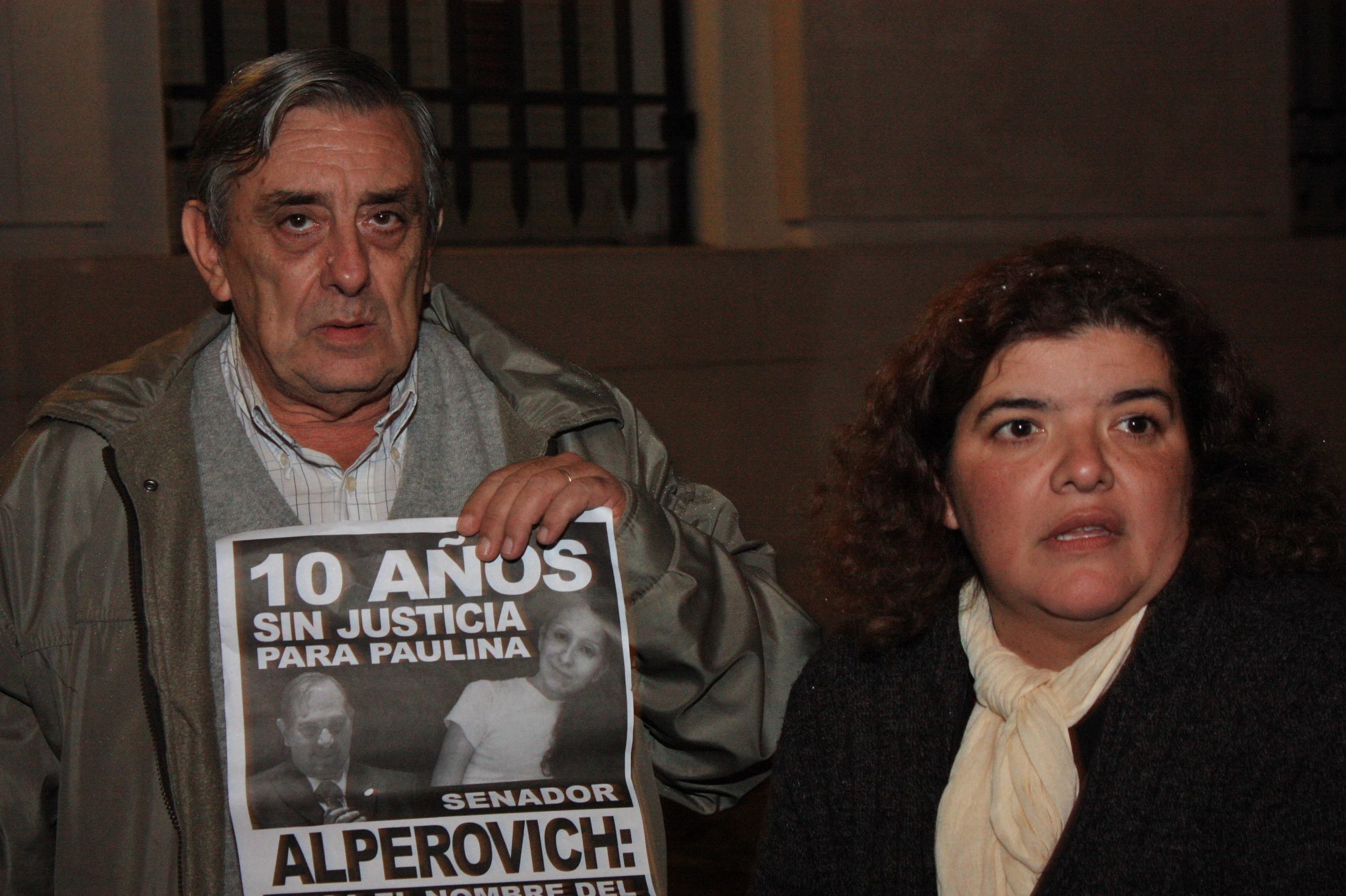  Alberto Lebbos, padre de Paulina, joven asesinada en el 2006, se acercó a Tribunales a brindar su apoyo a la familia de Ismael. 