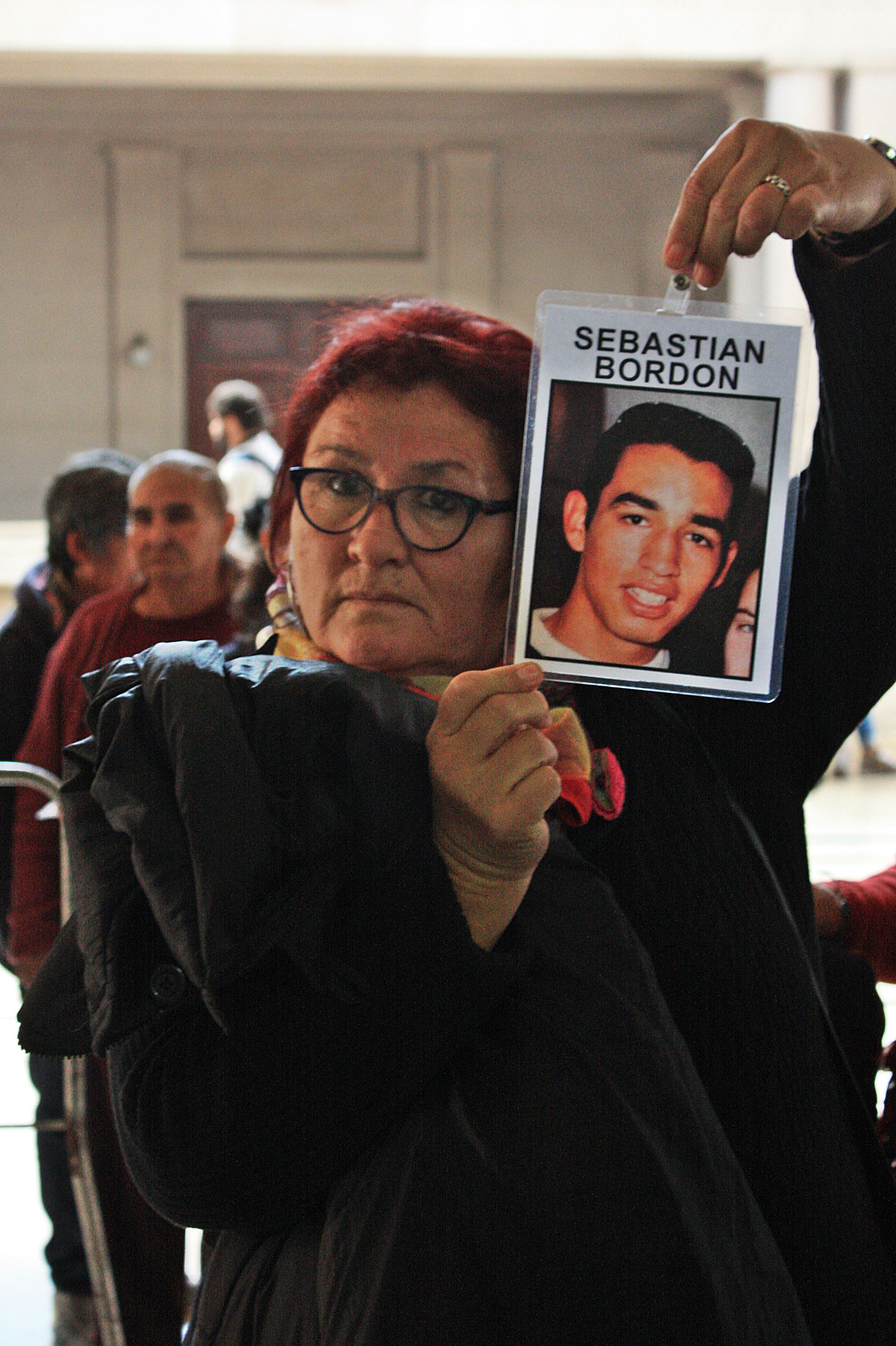  Miriam Medina, mamá de Sebastián Bordón, acompañó la sentencia y llevó en alto la foto de su hijo asesinado por la policía de Mendoza. 