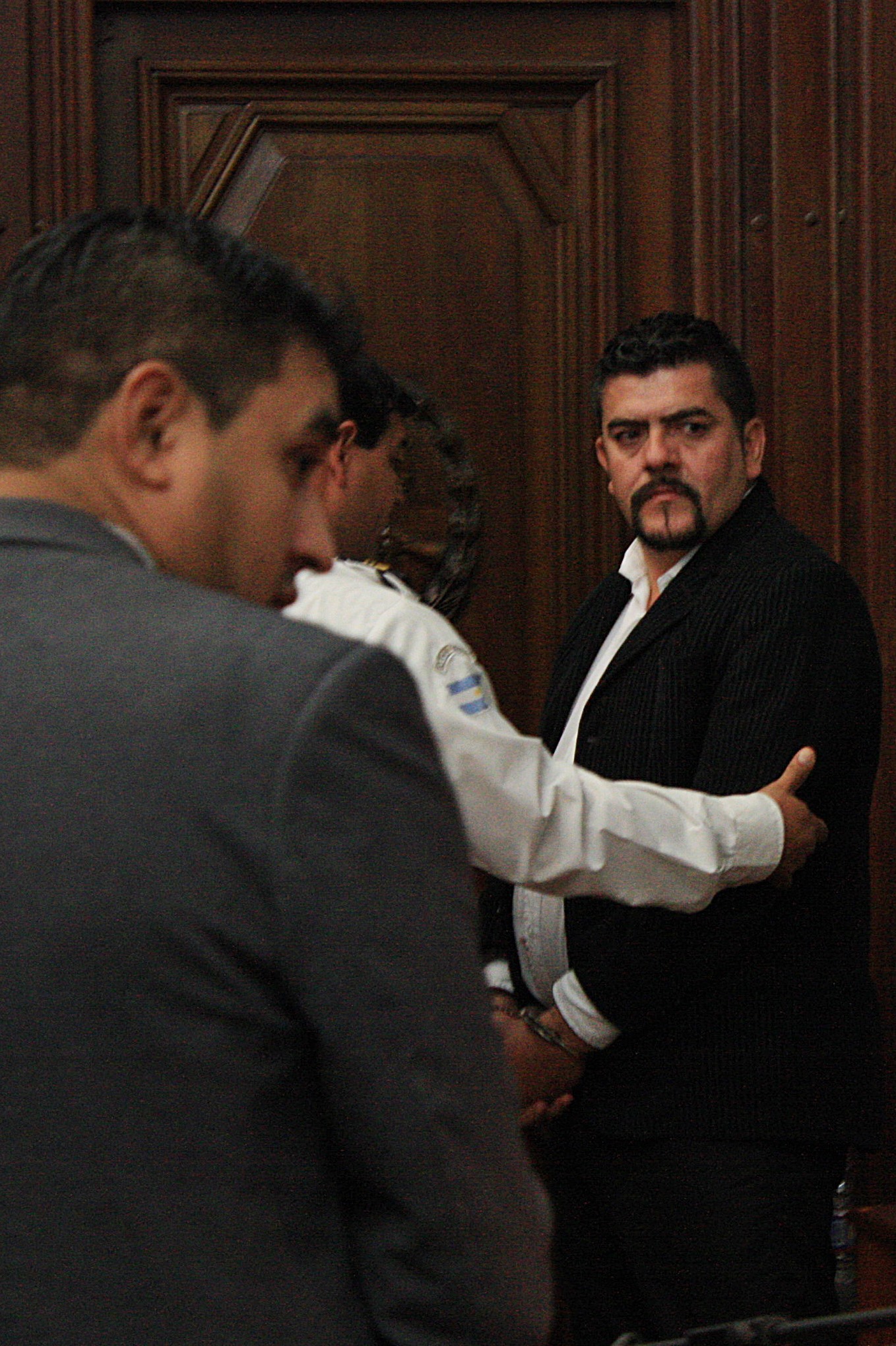  El tribunal decidió la inmediata detención de Becero, Monserrat y González y su traslado a Villa Urquiza. 