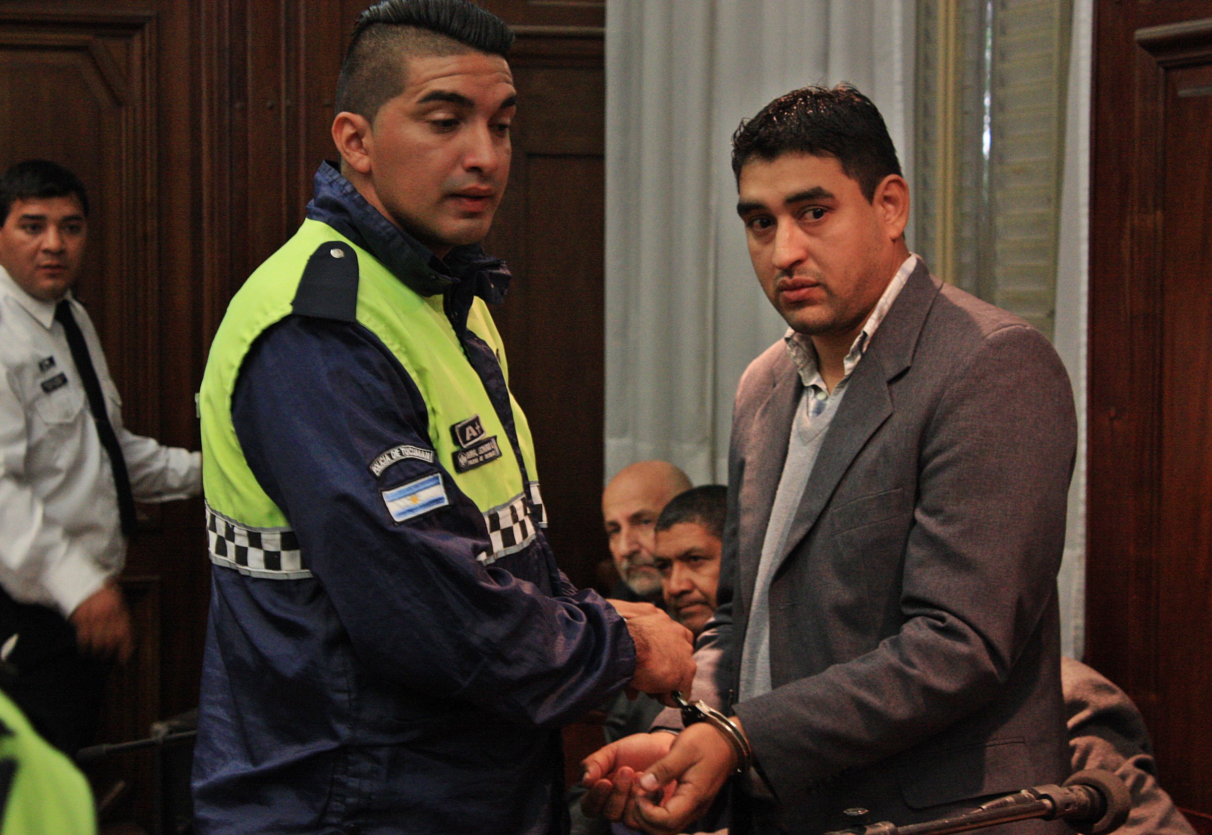  Antonio Monserrat es esposado para ser llevado al penal de Villa Urquiza luego de la sentencia. 