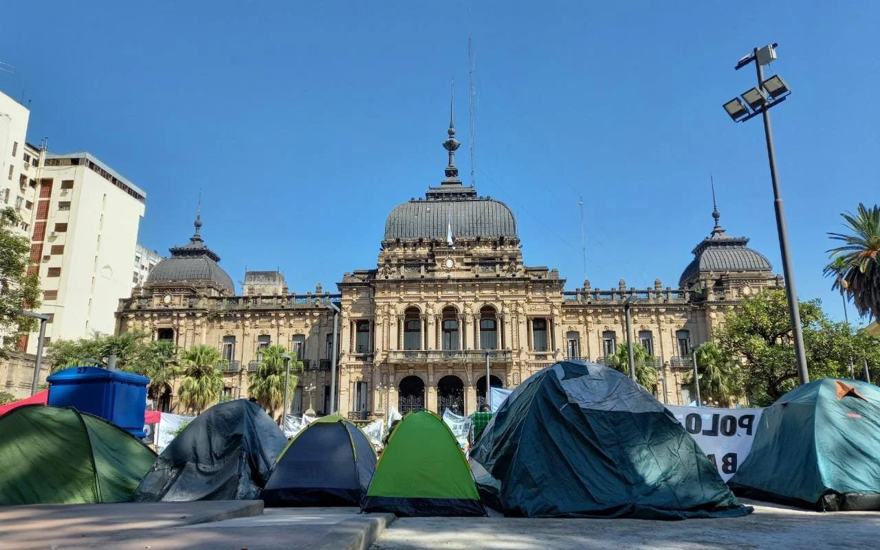 Organizaciones sociales acampan en plaza Independencia