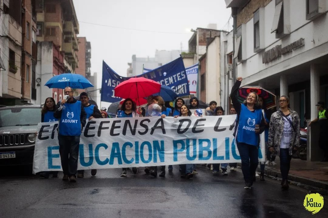 ✊ Tucum&aacute;n march&oacute; en defensa de la educaci&oacute;n p&uacute;blica.

📚  La comunidad educativa se moviliz&oacute; esta tarde en reclamo por la crisis presupuestaria y las pol&iacute;ticas econ&oacute;micas del gobierno de Milei.

📢  La