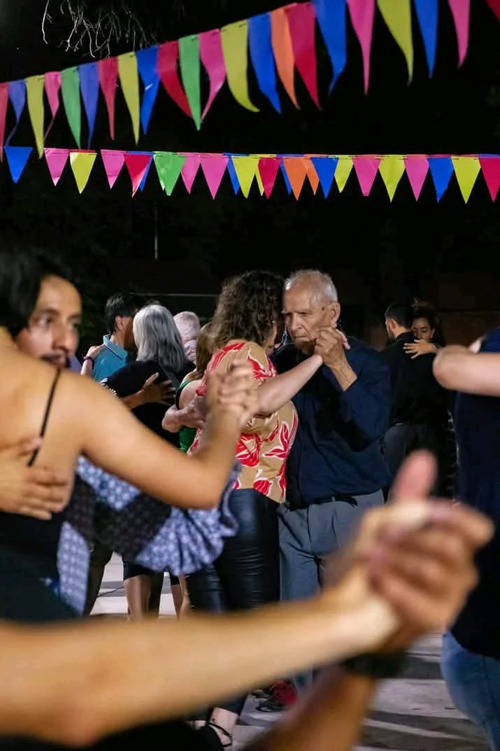 De un parlante al corazón de Tucumán: la milonga de Plaza Urquiza cumple 20 años