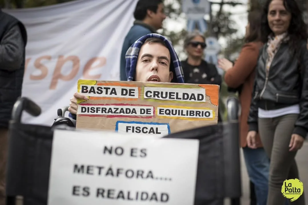📢 Diputados rechazaron el veto de Javier Milei a la Ley de Emergencia en Discapacidad

👩&zwj;🦽 Como cada mi&eacute;rcoles, la Plaza Independencia fue el punto de encuentro donde familias, organizaciones y personas con discapacidad se movilizaron b