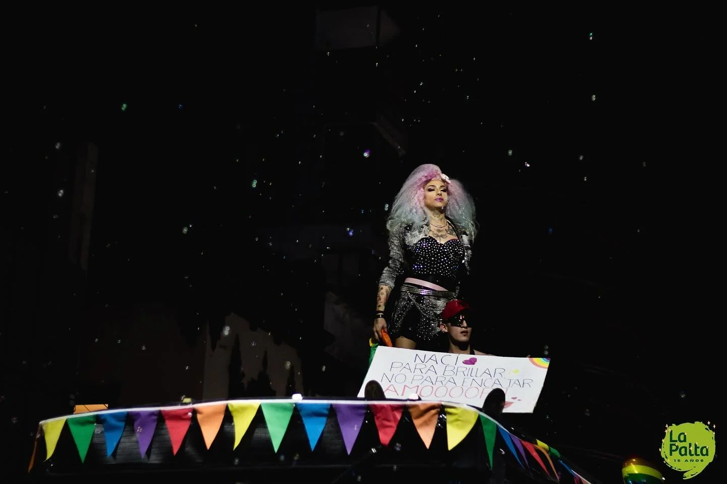 🏳️&zwj;🌈 Tucum&aacute;n se llen&oacute; de colores, brillos, luchas y abrazos en una nueva Marcha del Orgullo.

🪧 Bajo el lema &ldquo;Sean eternos los derechos que orgullosxs supimos conseguir&rdquo;, la convocatoria fue multitudinaria en las call
