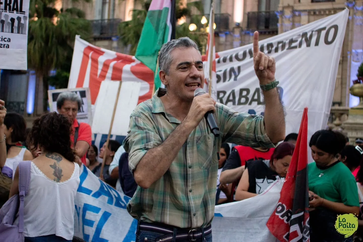 📢 Ayer, sindicatos y gremios nucleados en la CGT se movilizaron en el centro de San Miguel de Tucum&aacute;n para expresar su rechazo a la reforma laboral impulsada por el Poder Ejecutivo nacional.

👉 La protesta tuvo lugar luego de que el proyecto