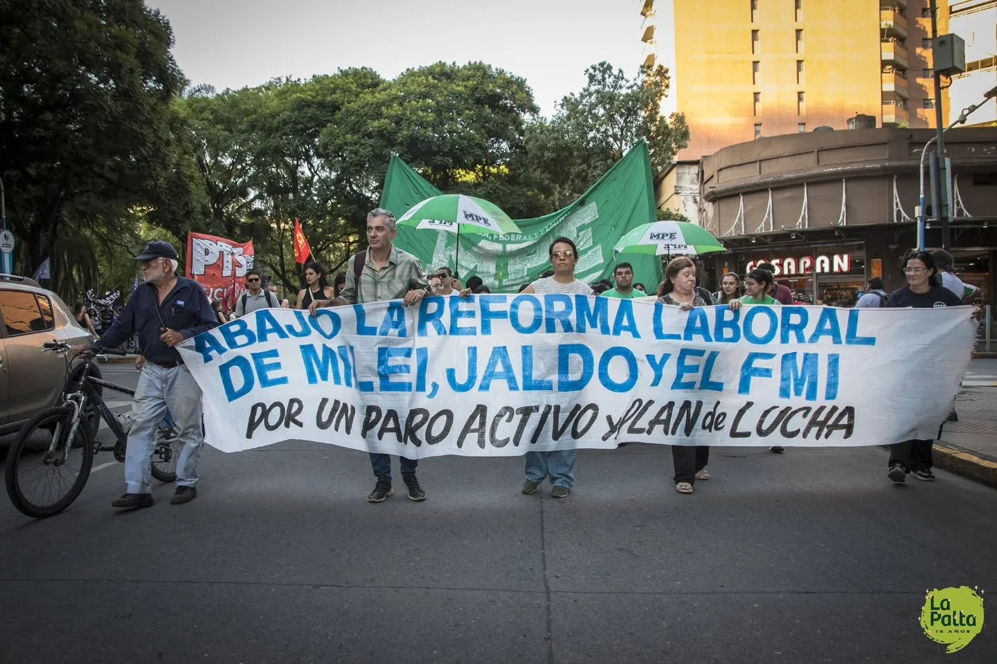 📣 Tucum&aacute;n alz&oacute; la voz una vez m&aacute;s contra el avance del ajuste.

🪧 El centro tucumano se llen&oacute; de carteles, cantos y ruido para darle cierre a un a&ntilde;o de atropellos.

👉 El d&iacute;a despu&eacute;s de que el presup