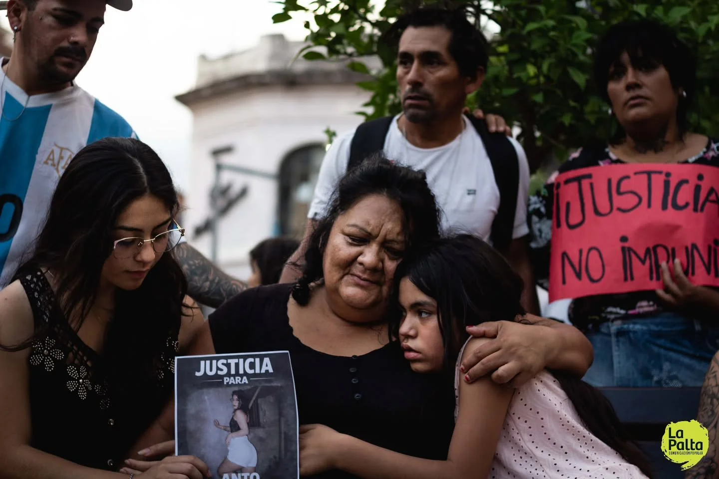 Tucum&aacute;n se moviliz&oacute; por el femicidio de Erika Antonella &Aacute;lvarez 📢🚺

📍Este lunes, familiares, amigos y organizaciones sociales se movilizaron alrededor de la plaza Independencia para exigir justicia por el femicidio de Erika An